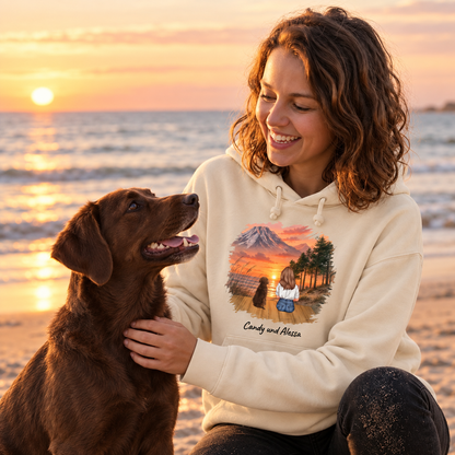 Sweat à capuche beige à motif animal, personne avec chien sur la plage au coucher du soleil.