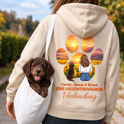 Beige hoodie met pootontwerp, een vrouw met honden in een zonnebloemenlandschap. Personaliseerbaar.