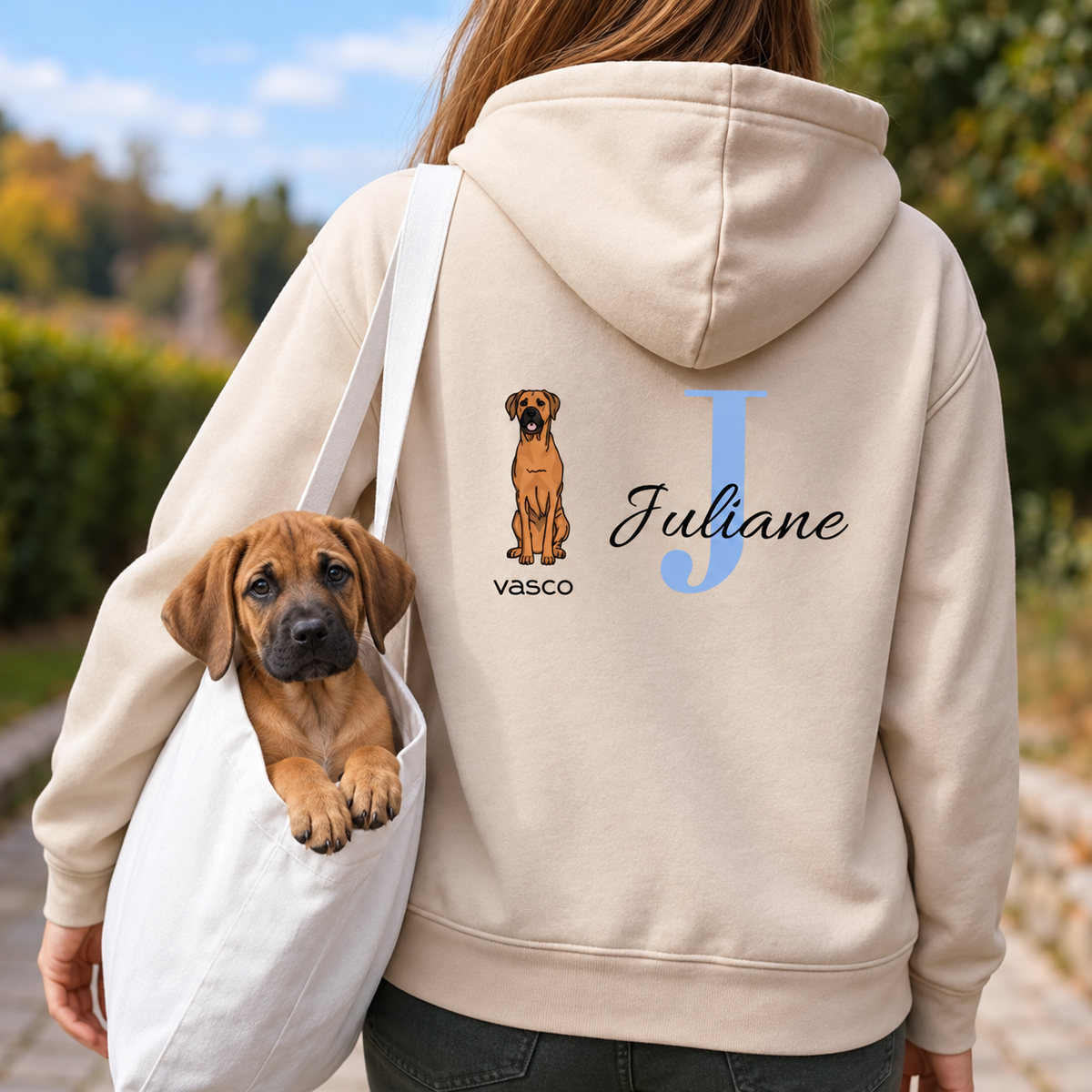 Beige hoodie met gepersonaliseerde initiaal "J" en hondenmotief, ideaal voor dierenliefhebbers.