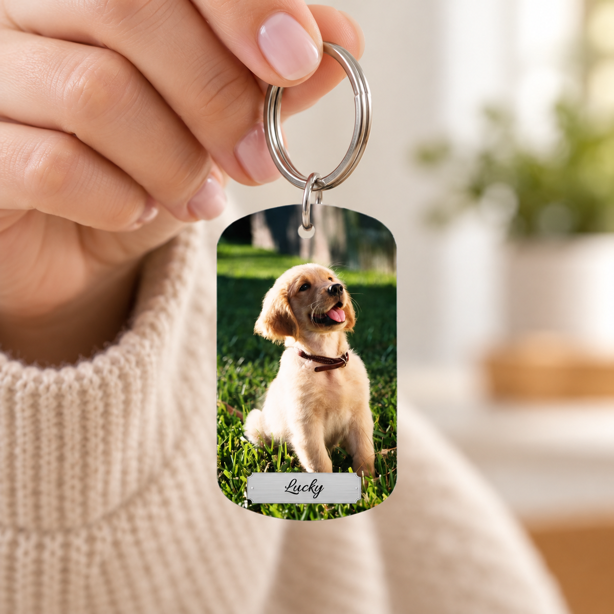 Gepersonaliseerde sleutelhanger met foto van een hond en de naam "Lucky". Metalen ring en kunststof plaatje.