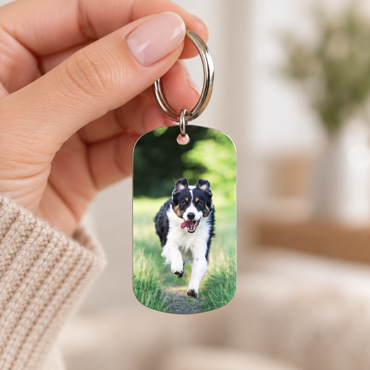 Porte-clés en métal personnalisé avec motif de chien, tenu en main.