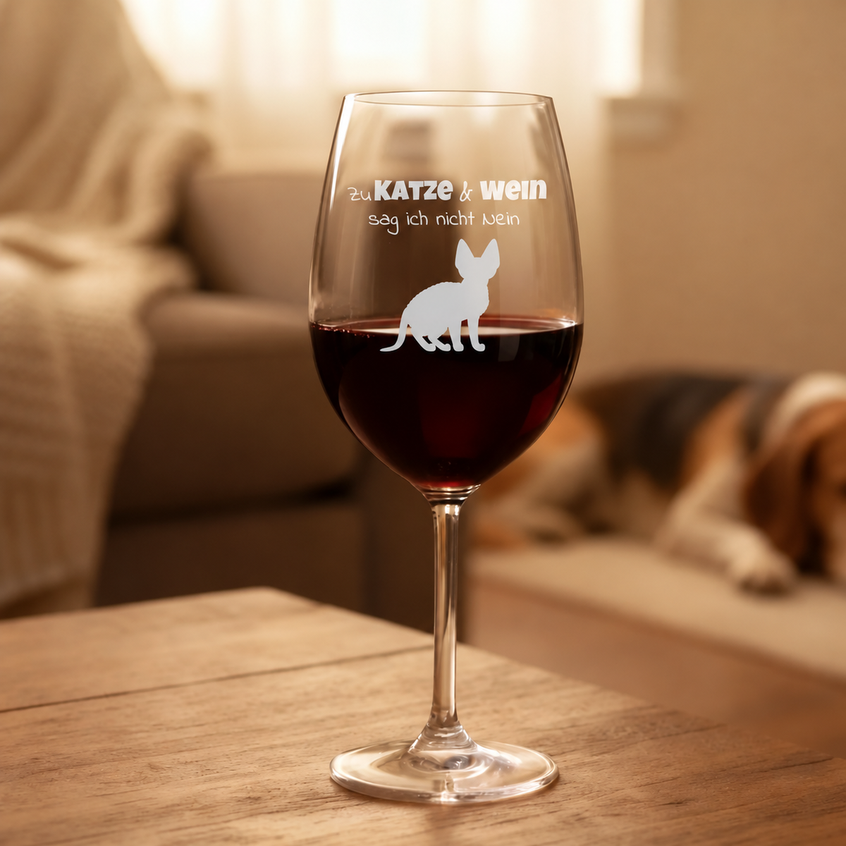 Gepersonaliseerd wijnglas met kat en opschrift, gevuld met rode wijn.