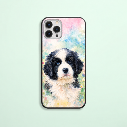 Gepersonaliseerd telefoonhoesje met aquarelmotief van een hond op lichte achtergrond.