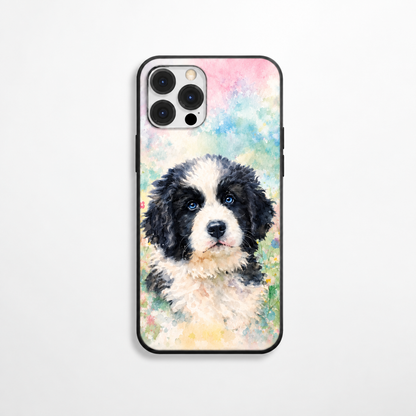 Telefoonhoesje met aquarelmotief van een hond, kleurverloop in pasteltinten.