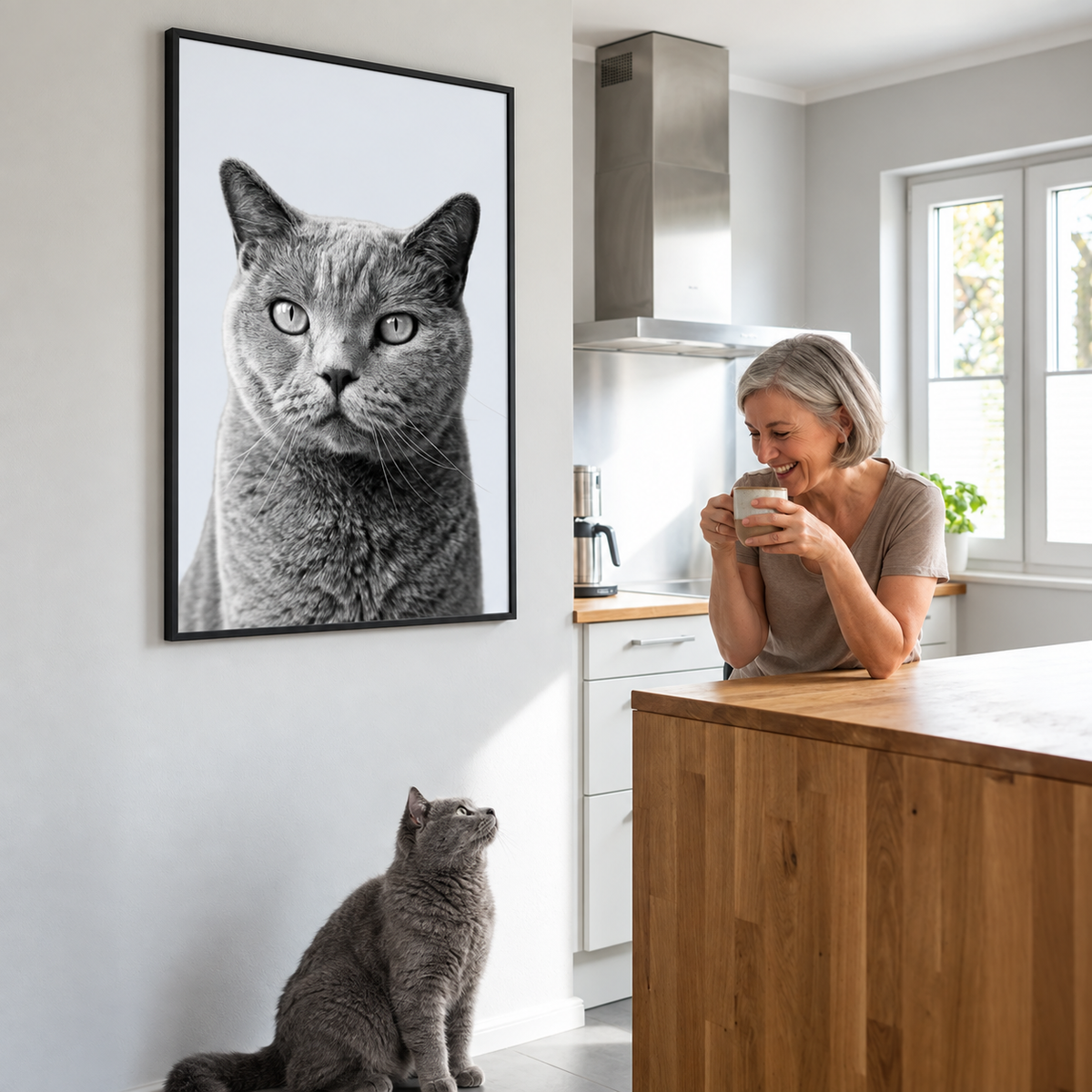 Lachende persoon toont een gepersonaliseerd portret van een grijze kater aan de muur.