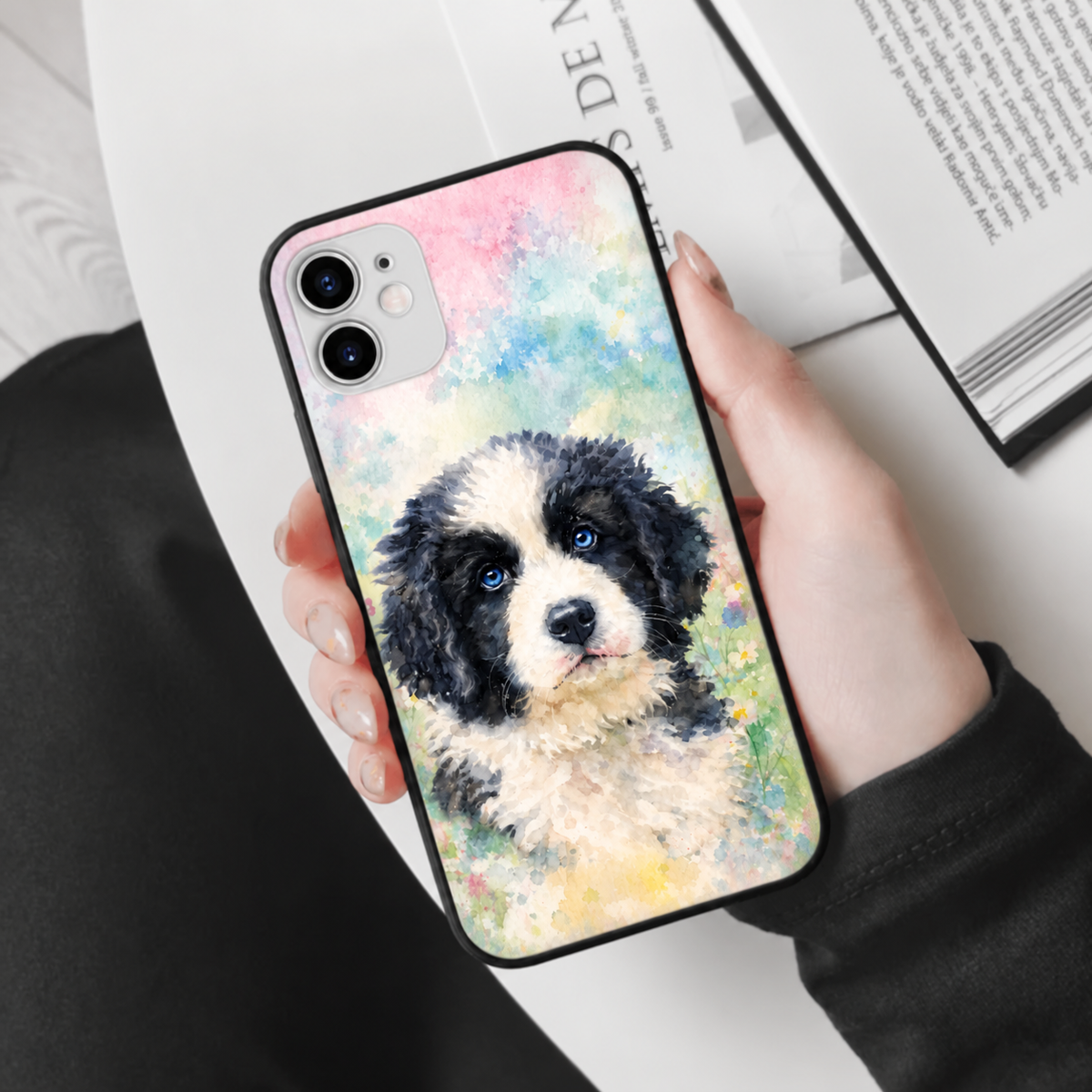 Telefoonhoesje met aquarelmotief van een hond in vrolijke kleuren, van flexibel materiaal.