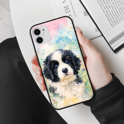 Telefoonhoesje met aquarelmotief van een hond in vrolijke kleuren, van flexibel materiaal.