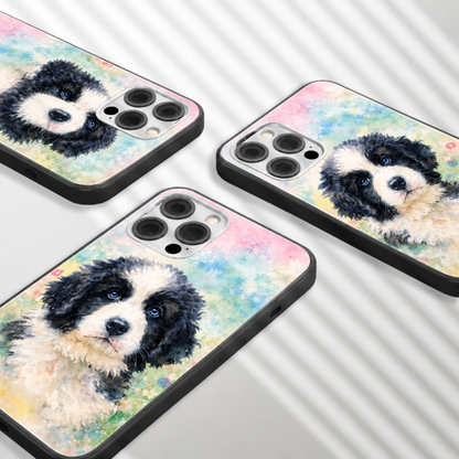 Drie gepersonaliseerde telefoonhoesjes met kleurrijke aquarelontwerpen van honden.