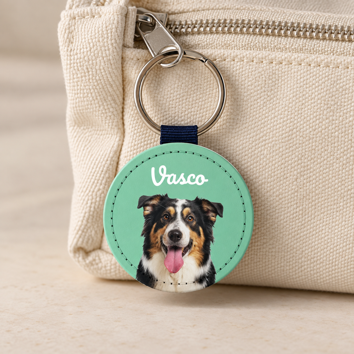 Porte-clés personnalisé avec portrait d'un chien, couleurs vert et noir, nom supplémentaire "Vasco".