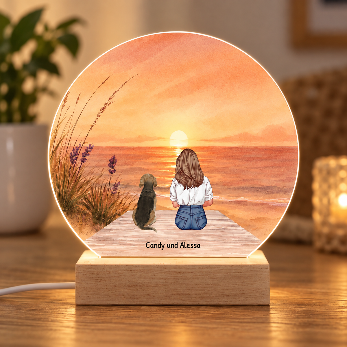 Veilleuse LED personnalisée avec illustration d'une fille et d'un chien sur la plage au coucher du soleil. Socle en bois.