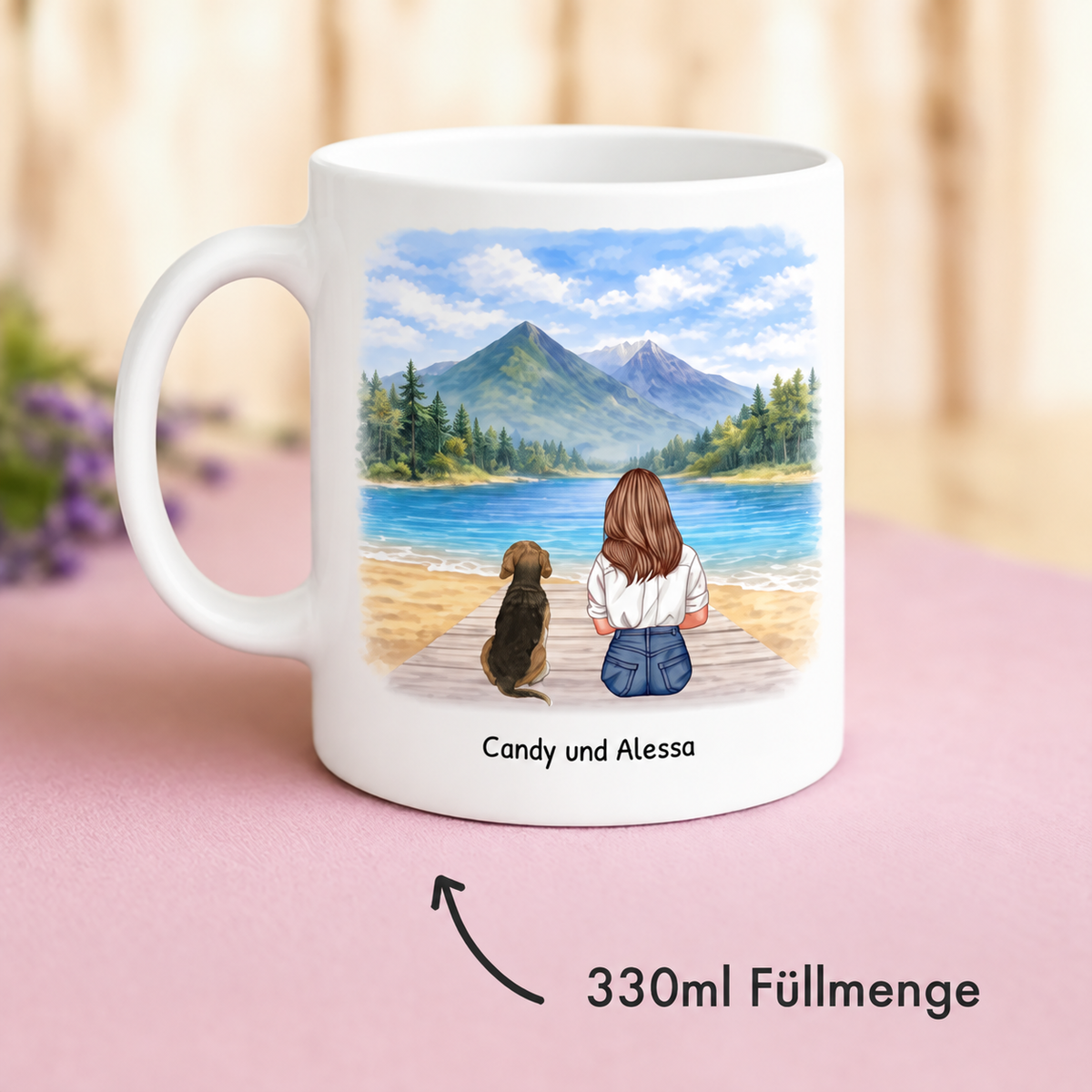 Gepersonaliseerde keramische mok met illustratie van een vrouw en haar hond aan het water, inhoud 330 ml.