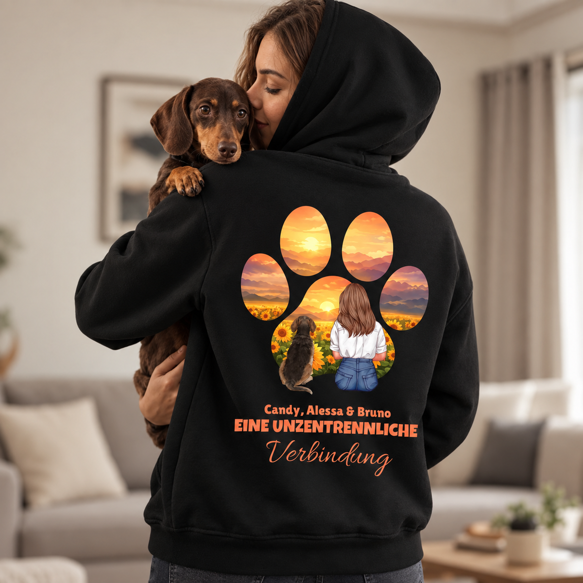 Zwarte hoodie met pootmotief en zonsondergang, personalisatie mogelijk.