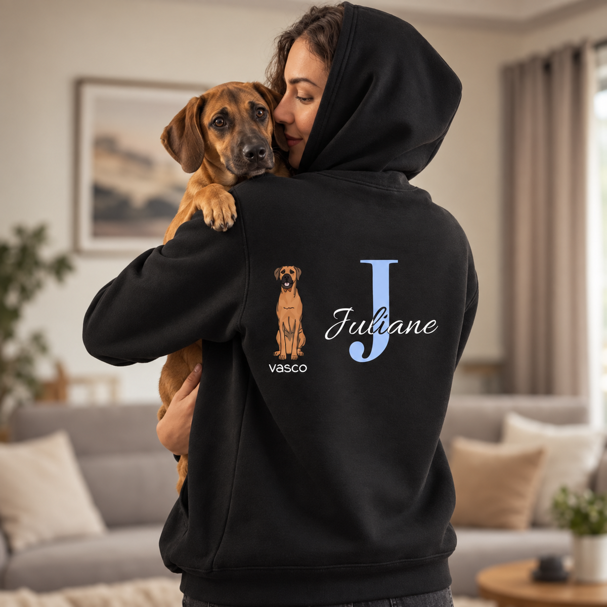 Zwarte hoodie met eigen initiaal en hondenmotief op de rug.