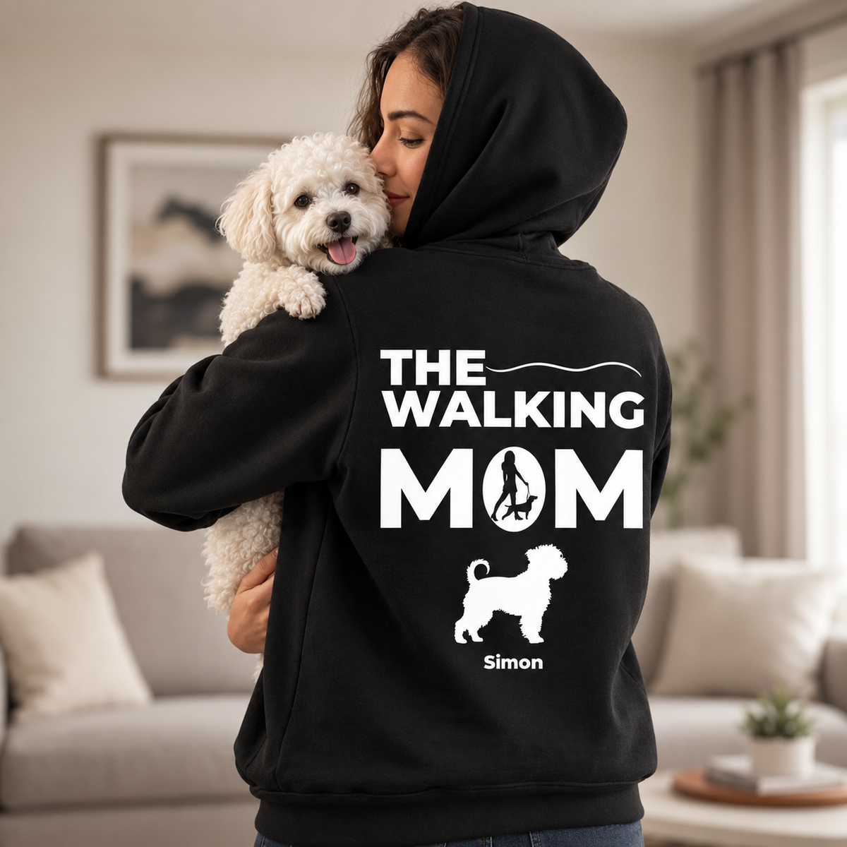 Zwarte hoodie met de tekst "THE WALKING MOM", een afbeelding van een vrouw met hond en de naam "Simon".