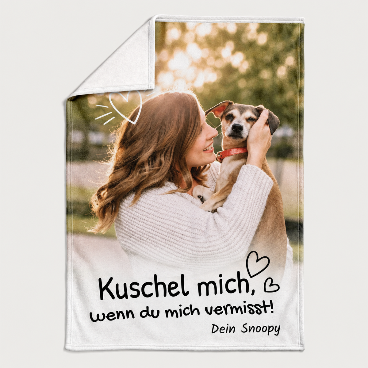 Gepersonaliseerde knuffeldeken met dierenmotief en tekst, in lichte kleuren.