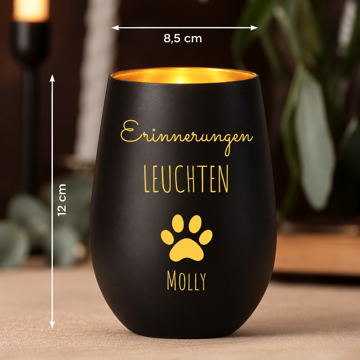 Lumière du souvenir noire avec l'inscription dorée "Erinnerungen leuchten" et le nom Molly. Dimensions : 12 cm de haut, 8,5 cm de large.