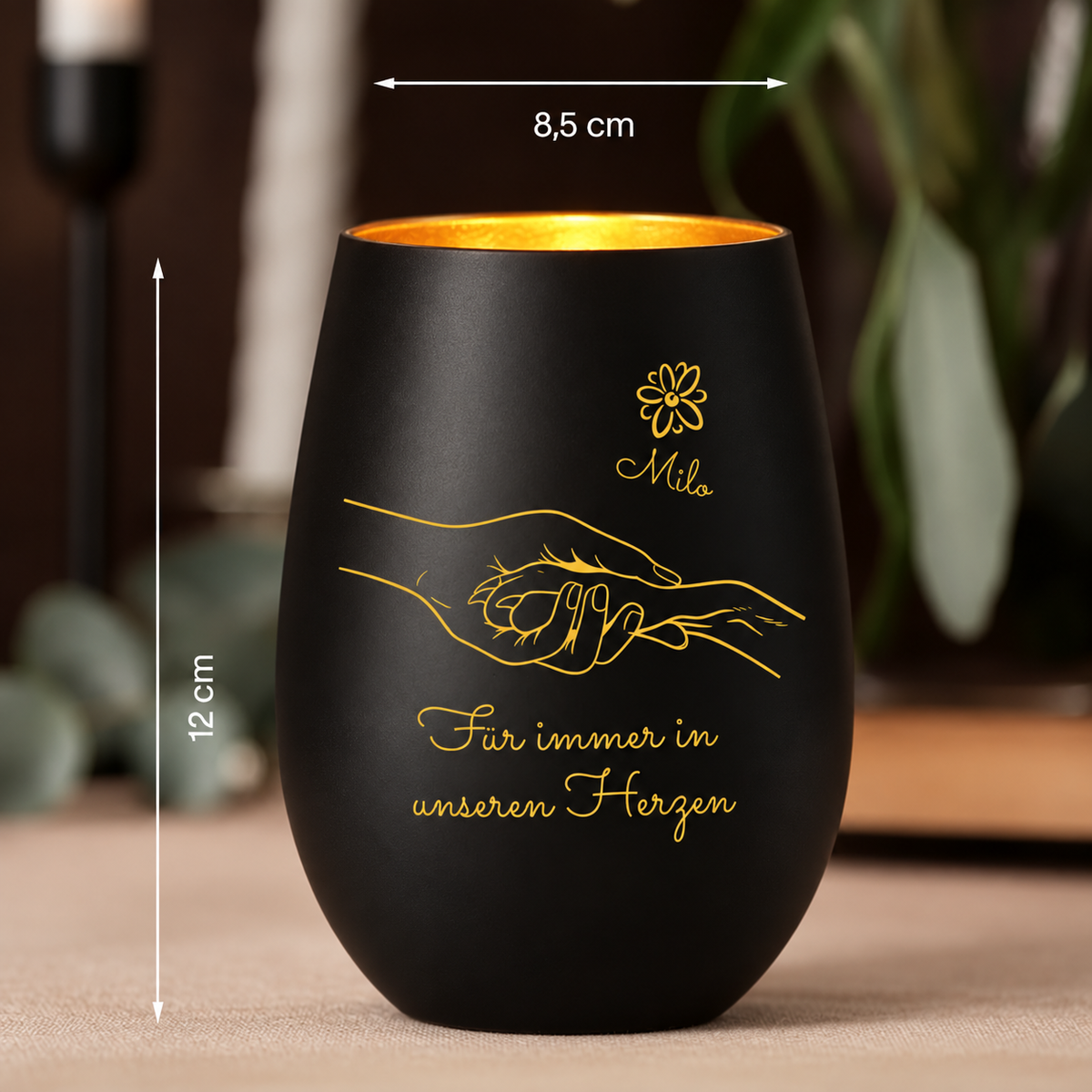 Gepersonaliseerd zwart herdenkingslicht met gouden tekst en handafdruk, hoogte 12 cm, diameter 8,5 cm.