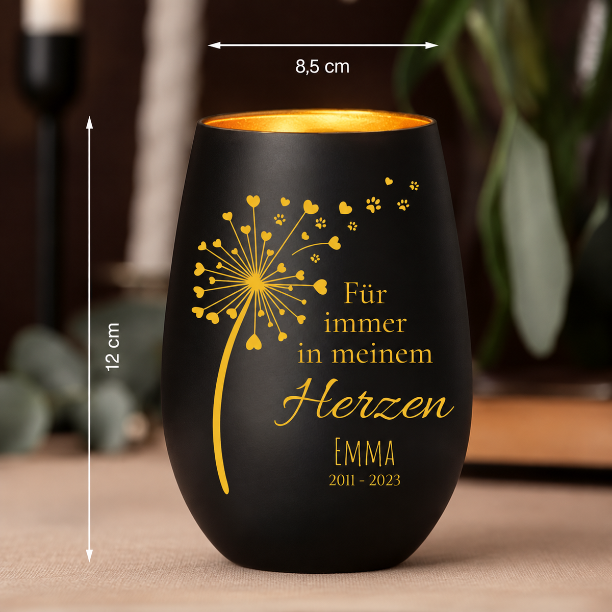 Gepersonaliseerd mat zwart herdenkingslicht met gouden letters en hartjes. Afmetingen: 12 cm hoog, 8,5 cm diameter.