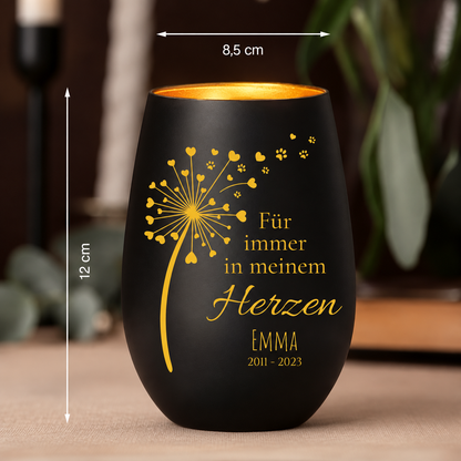 Gepersonaliseerd mat zwart herdenkingslicht met gouden letters en hartjes. Afmetingen: 12 cm hoog, 8,5 cm diameter.