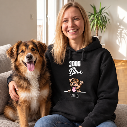 Zwarte hoodie met opdruk "Crazy Dog Mom" en hondenillustratie, gedragen door een lachende vrouw met hond.