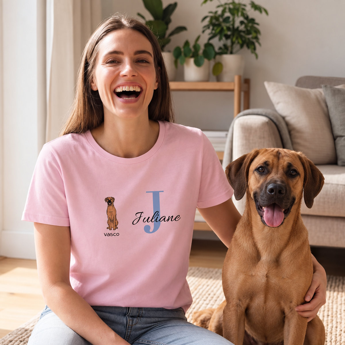 Roze T-shirt met gepersonaliseerde initiaal "J" en hondenmotief links.