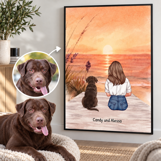 Gepersonaliseerde wandkunst met een vrouw en haar hond aan zee bij zonsondergang.