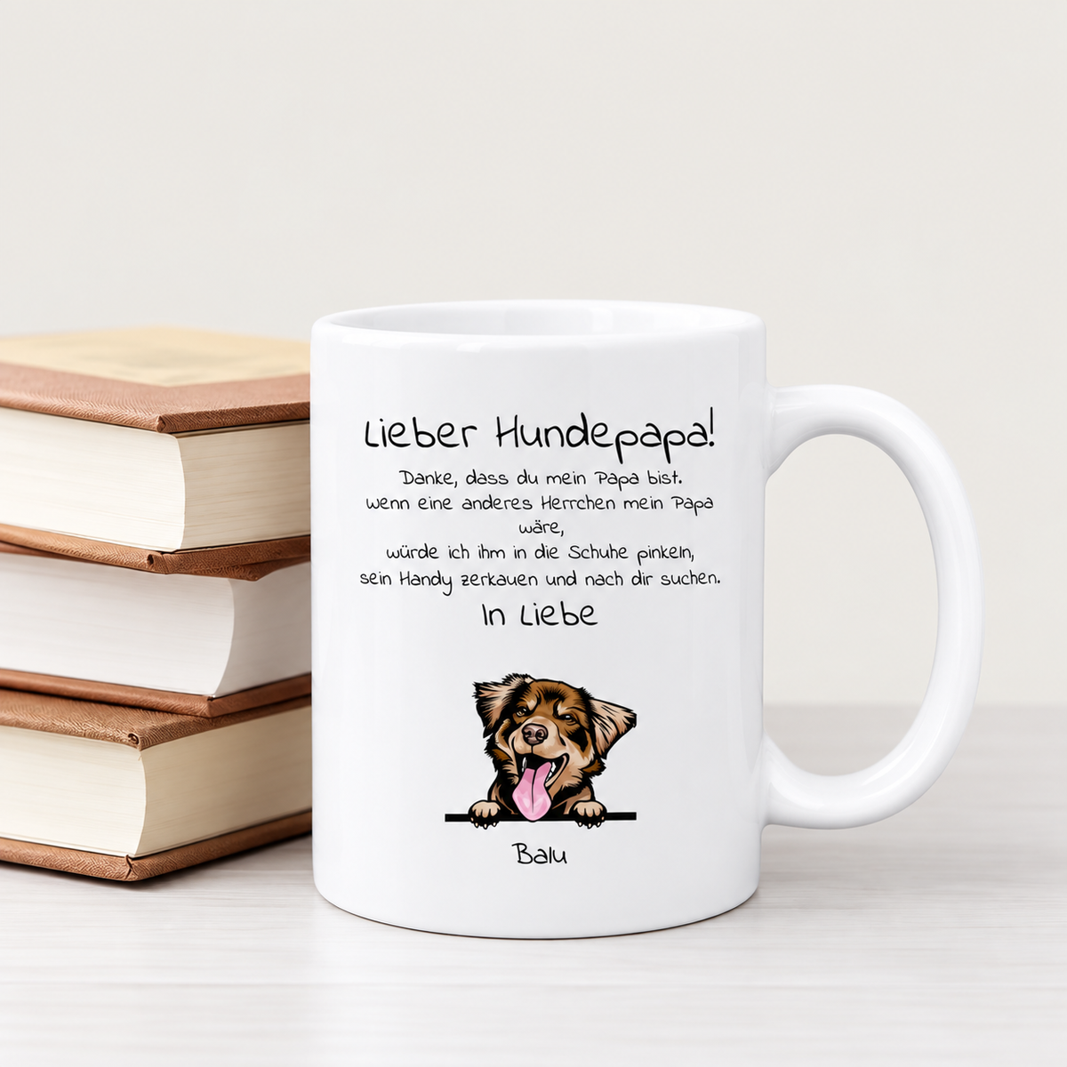 Witte mok met hondenontwerp en persoonlijke boodschap voor hondenpapa's.