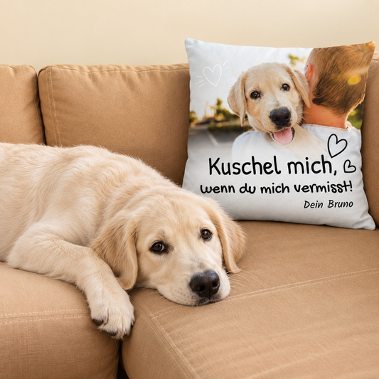 Gepersonaliseerd kussen met tekst en foto van een hond, op een bank naast een labrador.