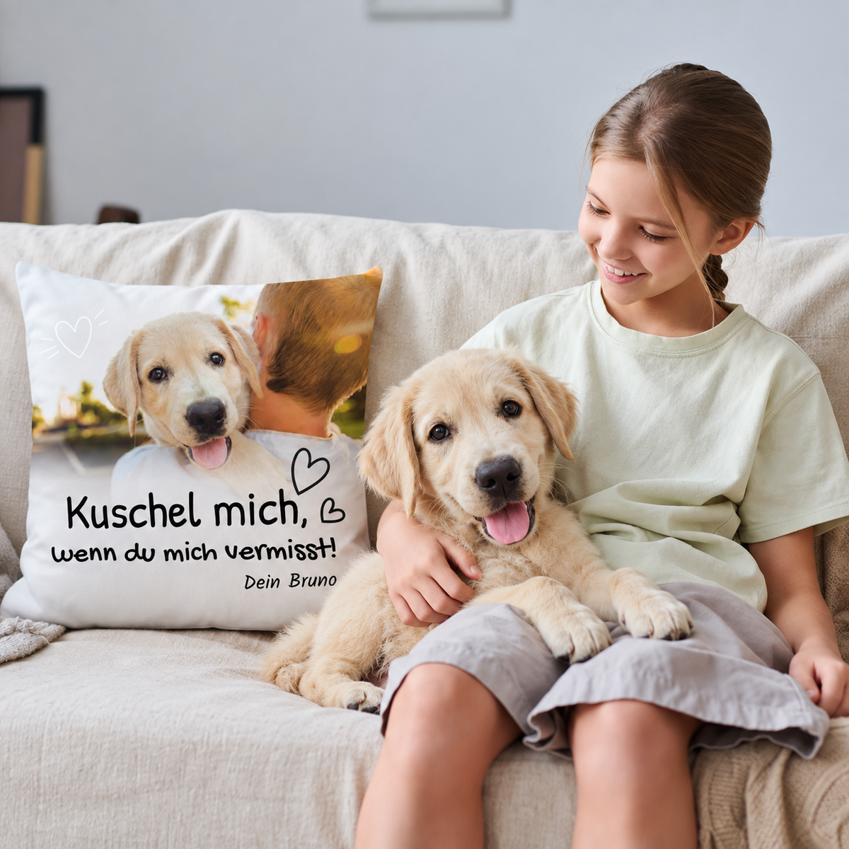 Gepersonaliseerd kussen met opdruk en foto van een hond, op een bank met een meisje.