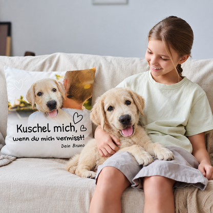 Gepersonaliseerd kussen met opdruk en foto van een hond, op een bank met een meisje.