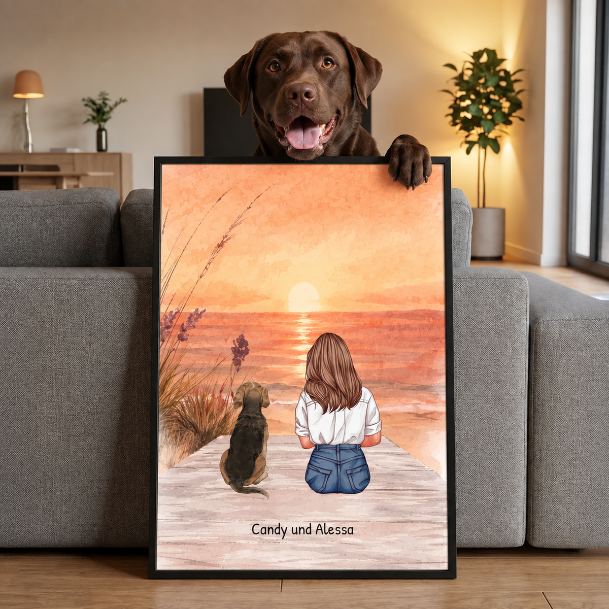 Gepersonaliseerde posterillustratie van een vrouw en haar hond op het strand bij zonsondergang.