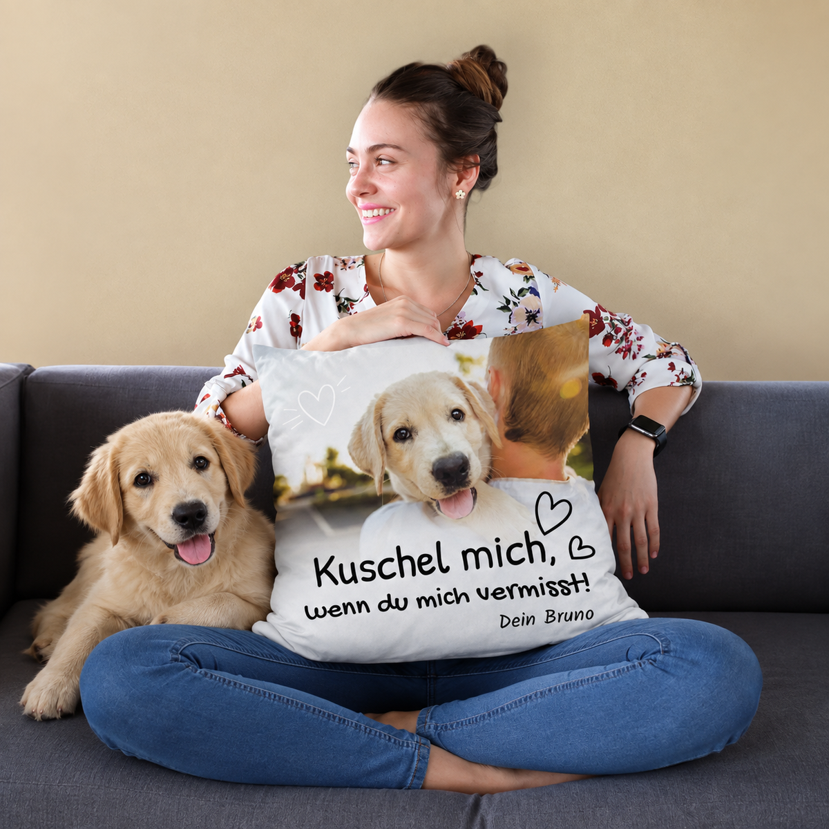 Kussen met gepersonaliseerd motief en de tekst "Kuschel mich, wenn du mich vermisst!", hond en vrouw op een bank.
