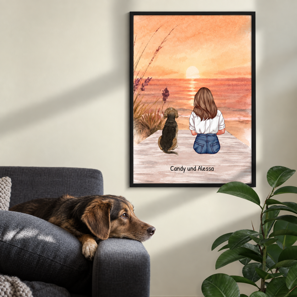 Gepersonaliseerde wandkunst met een vrouw en haar hond op het strand bij zonsondergang. Inclusief lijst.