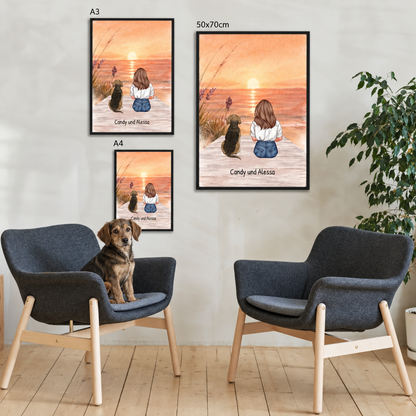 Gepersonaliseerde posters van hond en mens op het strand bij zonsondergang, in zwart ingelijste varianten.