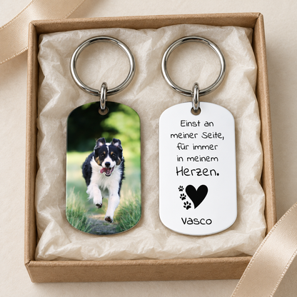 Porte-clés personnalisé avec motif de chien et texte gravé, emballé dans une boîte cadeau.