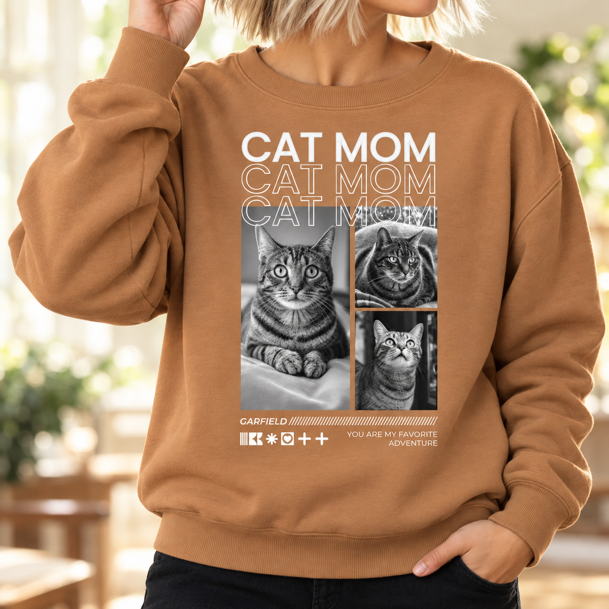 Bruine sweater met opdruk "Cat Mom" en foto's van katten.