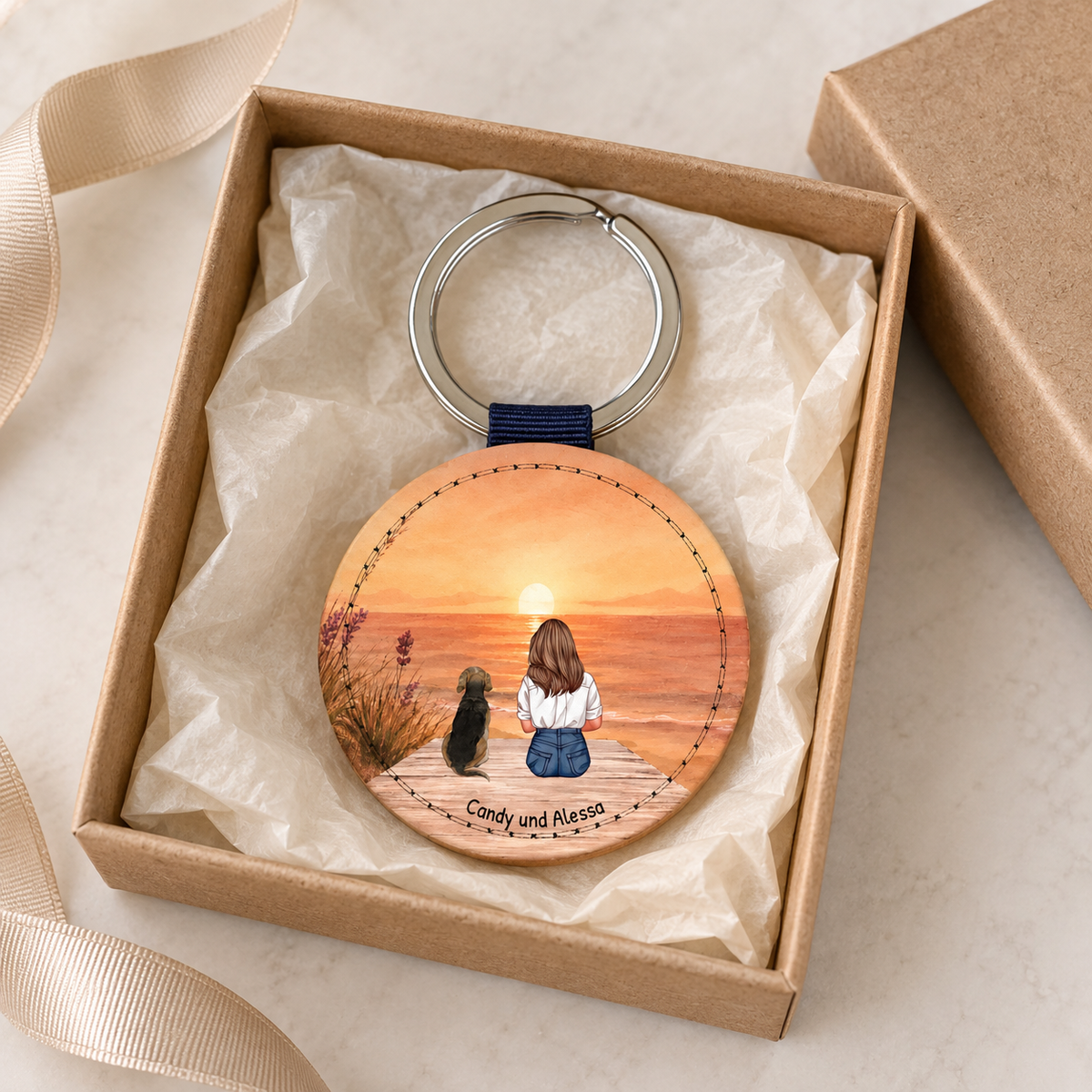 Gepersonaliseerde houten sleutelhanger met afbeelding van een persoon en een hond.