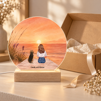 Veilleuse LED personnalisée avec socle en bois, illustration d'une personne et d'un chien au bord de la mer au coucher du soleil.