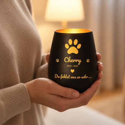 Gepersonaliseerd zwart herdenkingslicht met gouden letters en pootjesmotieven.