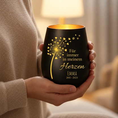 Gepersonaliseerde zwarte kaars met gouden gravure en paardenbloemmotief voor rouw.