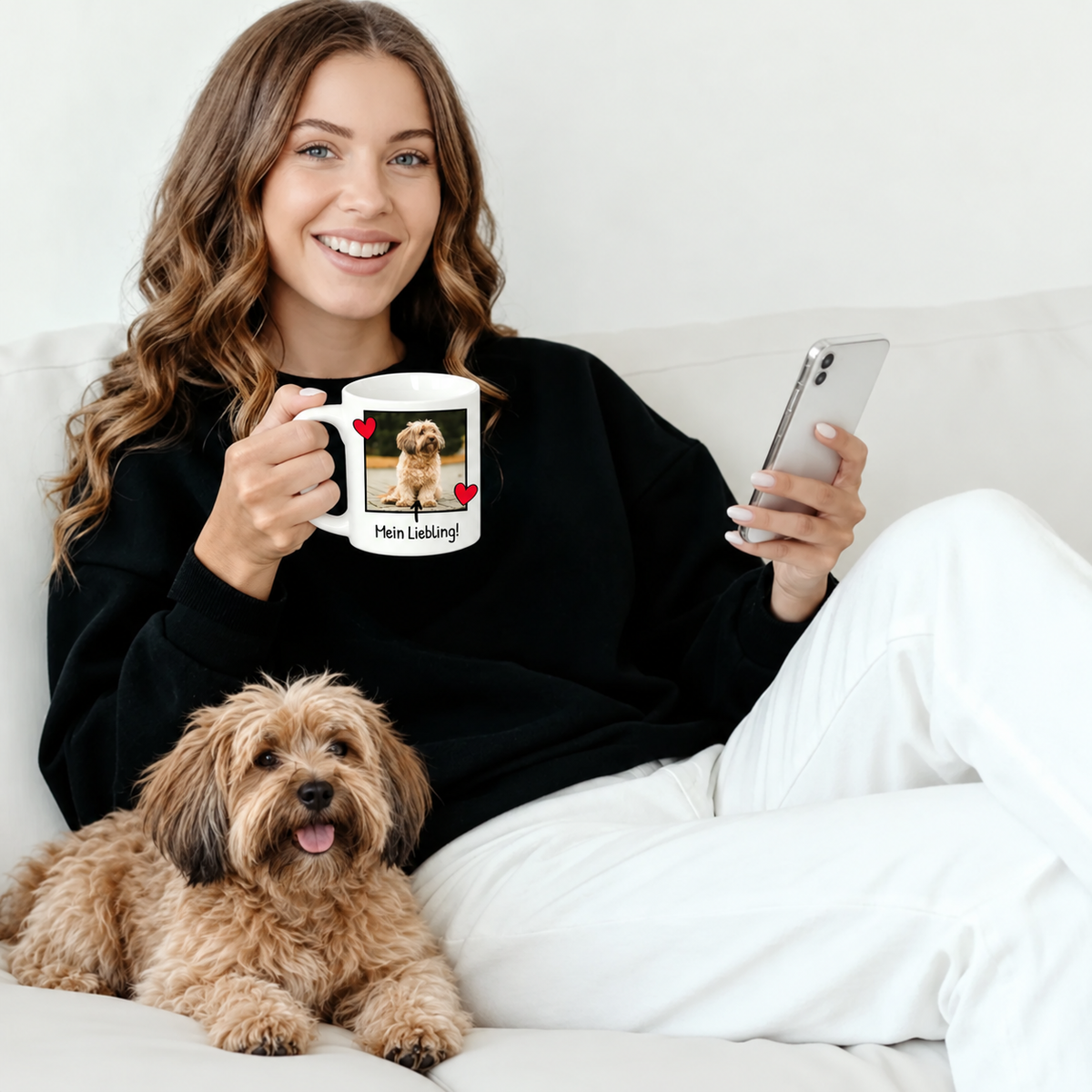 Vrouw in zwarte trui met gepersonaliseerde fotomok en hond, zittend op een bank.