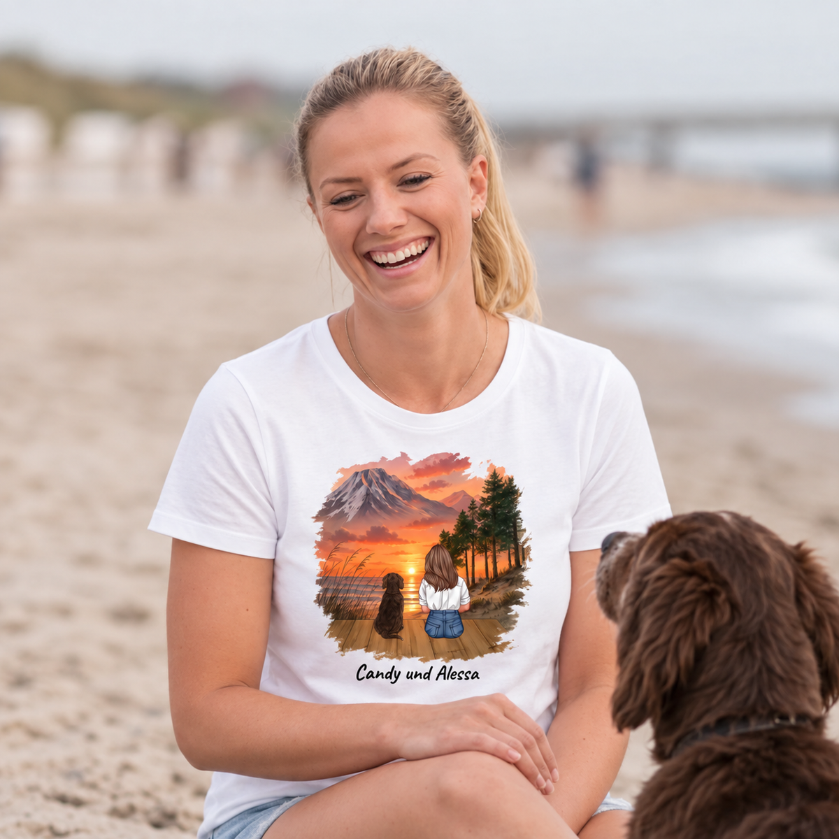 Wit T-shirt met gepersonaliseerde print van een landschap met hond, draagster lacht op het strand.
