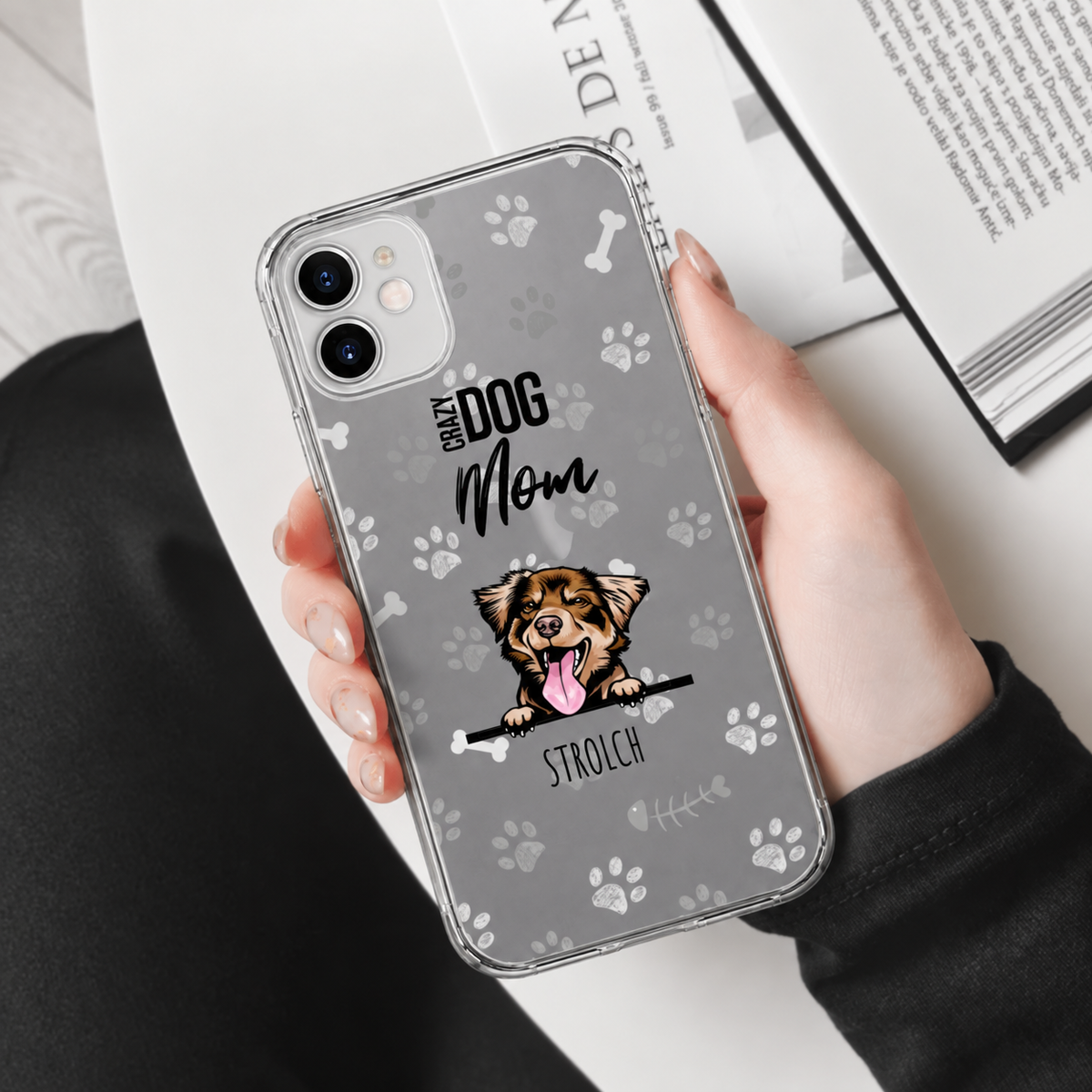 Gepersonaliseerd telefoonhoesje met hondenmotief, grijze achtergrond en pootjesontwerp. Flexibel beschermhoesje voor smartphone.