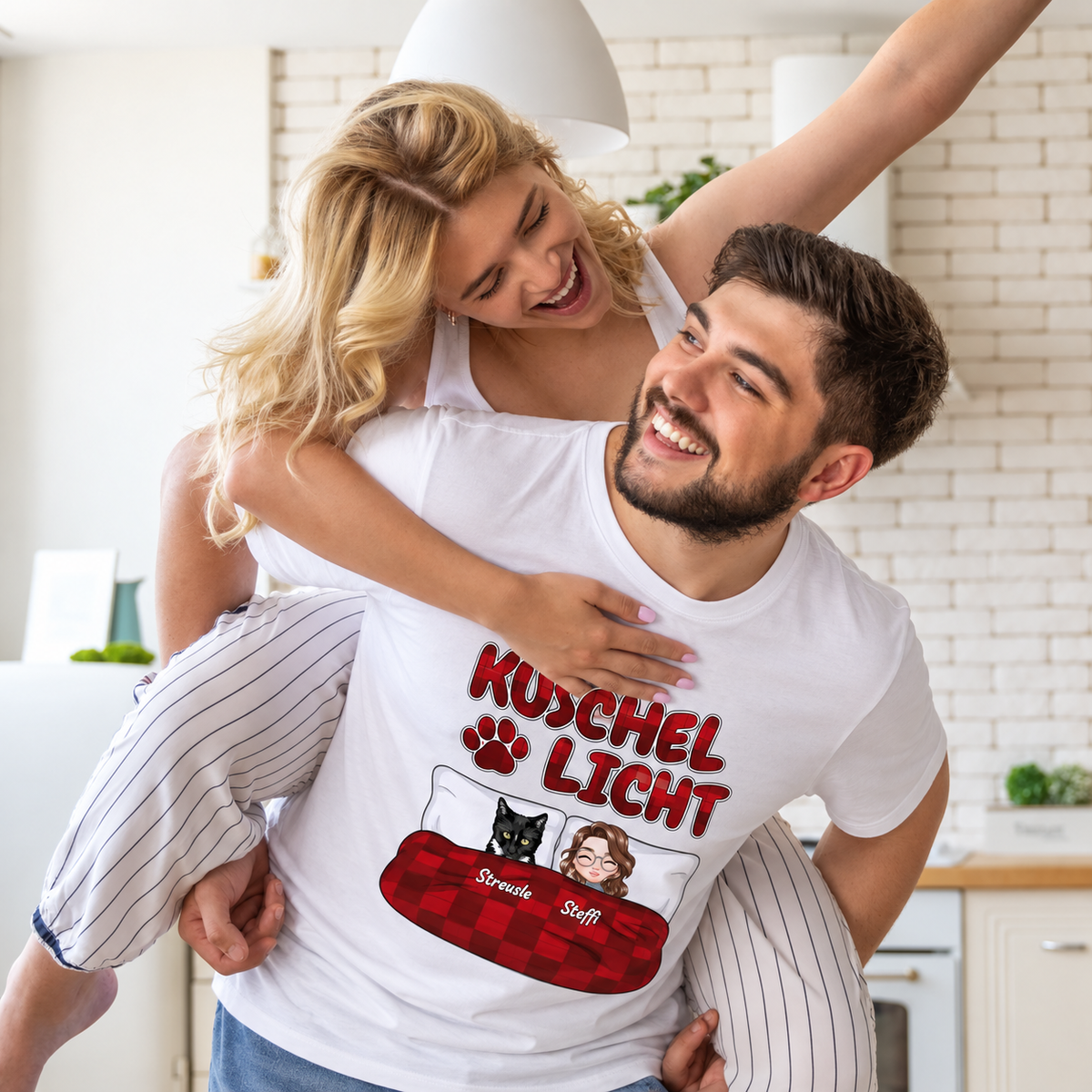 T-shirt blanc avec l'inscription "Kuschel Licht" et personnages cartoon d'un couple et d'un chat.