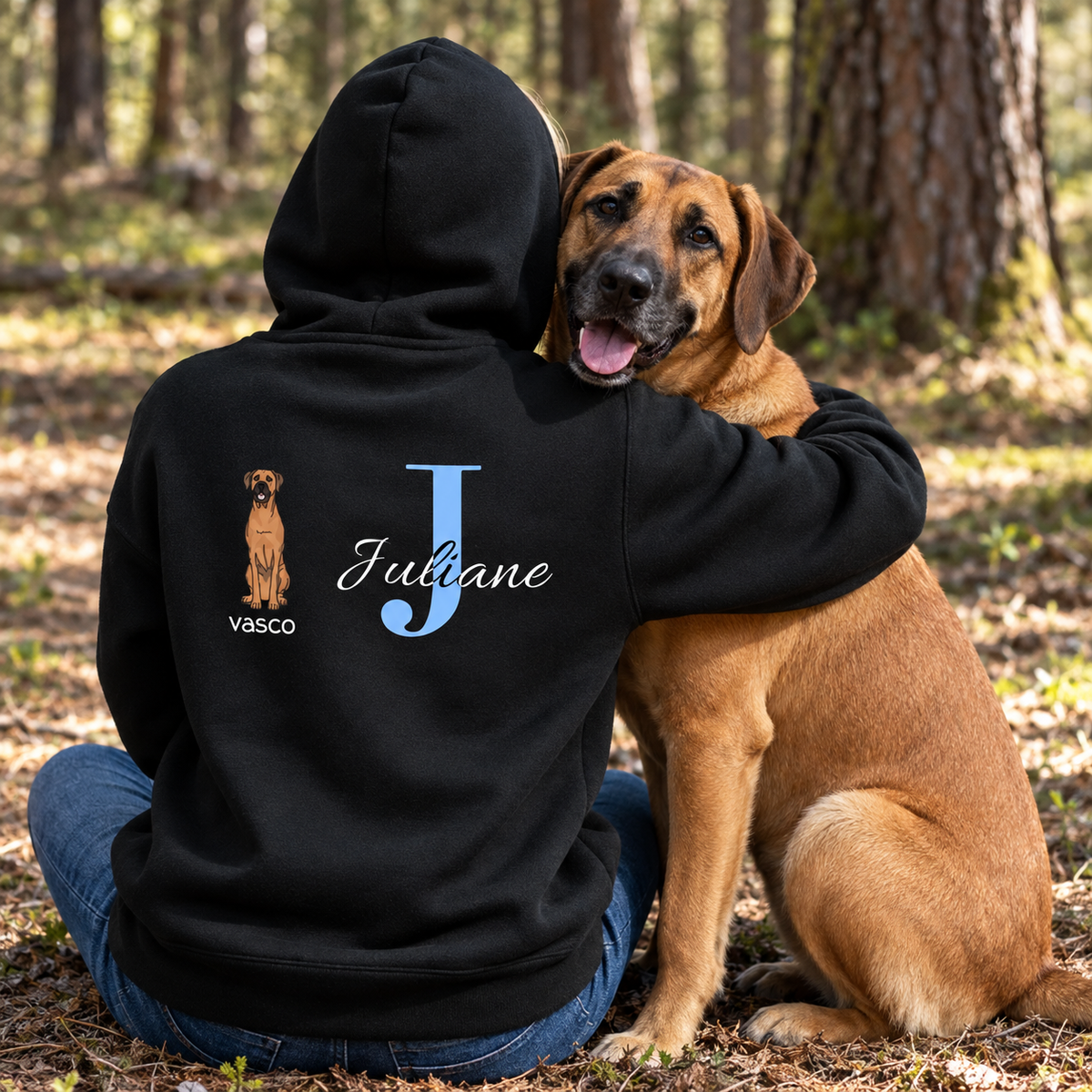 Zwarte hoodie met blauwe initiaal "J", hondenfoto en de naam "Vasco" op de rug.