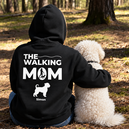 Zwarte hoodie met witte opdruk "THE WALKING MOM", gepersonaliseerd met naam en hondenmotief, gedragen door een persoon.