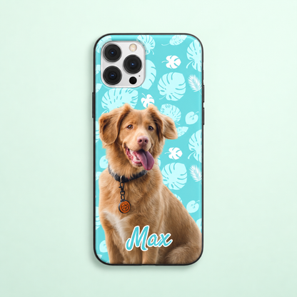 Coque de téléphone personnalisée avec photo d'un chien sur fond turquoise à motifs.