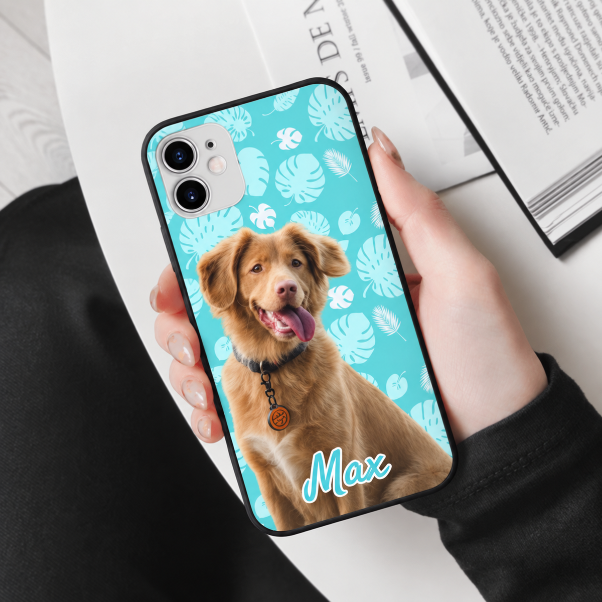 Coque de téléphone personnalisée avec fond turquoise et photo de chien, nom Max en lettres claires.