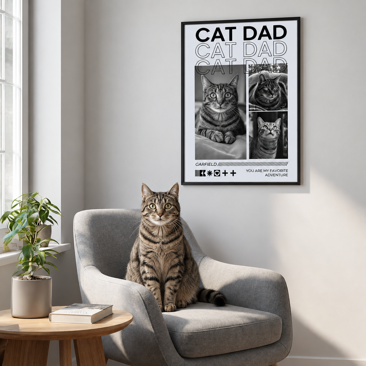 Poster personnalisé avec l'inscription "Cat Dad" et des photos d'un chat, un coussin sur un fauteuil gris.
