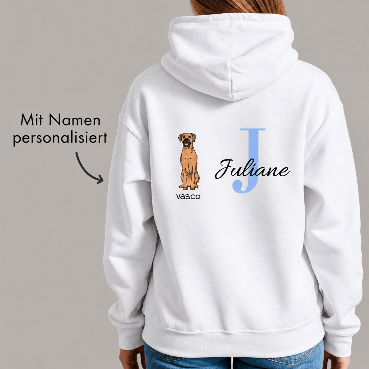 Witte hoodie met gepersonaliseerde initiaal en hondenmotief op de rug.